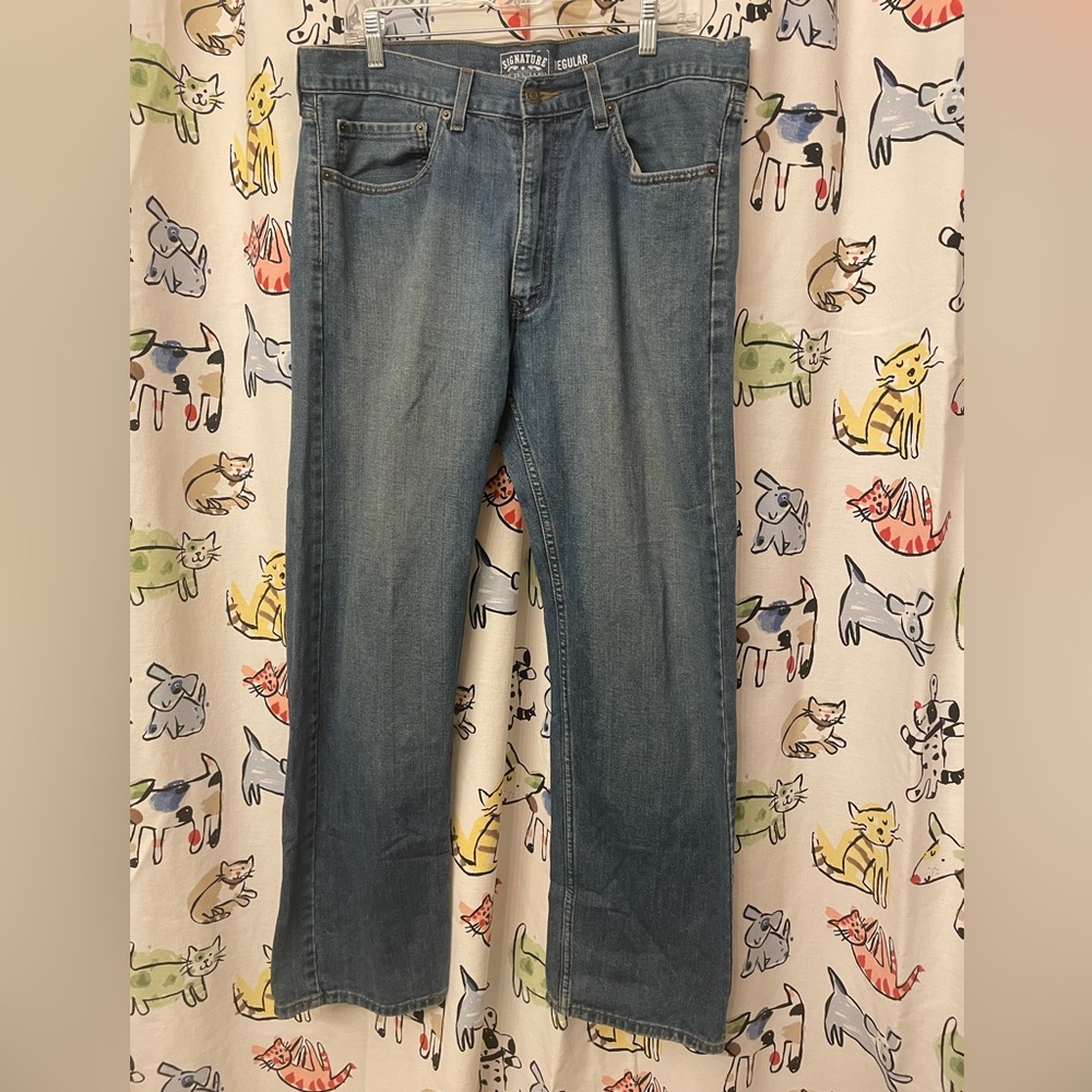 Levi’s Signature Men’s Jeans Size 36x32, barely used. Regular Guy Jeans